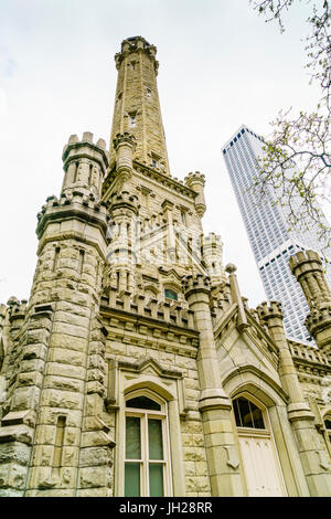 Der historische Wasserturm, North Michigan Avenue, Chicago, Illinois, Vereinigte Staaten von Amerika, Nordamerika Stockfoto