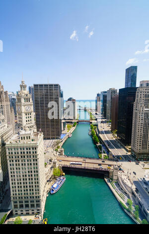 Türme entlang des Chicago River zum Lake Michigan und Chicago, Illinois, Vereinigte Staaten von Amerika, Nordamerika Stockfoto