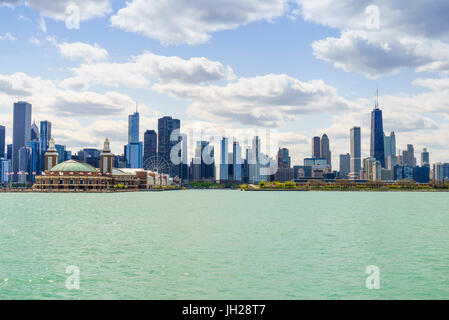 Skyline von Chicago und Navy Pier vom Lake Michigan und Chicago, Illinois, Vereinigte Staaten von Amerika, Nordamerika Stockfoto