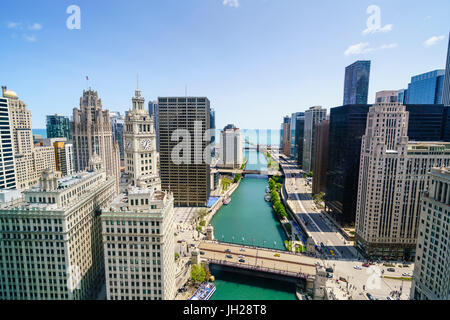 Türme entlang des Chicago River zum Lake Michigan und Chicago, Illinois, Vereinigte Staaten von Amerika, Nordamerika Stockfoto