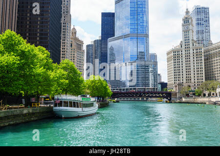 Chicago River mit Trump Tower und Wrigley Building, Chicago, Illinois, Vereinigte Staaten von Amerika, Nordamerika Stockfoto