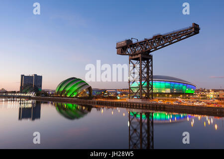 Blick auf den Sonnenuntergang des River Clyde, Finnieston Crane, The Hydro und Armadillo, Glasgow, Schottland, Vereinigtes Königreich, Europa Stockfoto