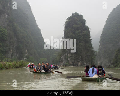 Touristischen Ruderboote auf dem River Tam Coc, Vietnam, Indochina, Südostasien, Asien Stockfoto