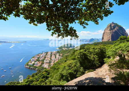 Blick von oben auf Morro da Urca mit Zuckerhut auf der rechten, Rio De Janeiro, Brasilien, Südamerika Stockfoto