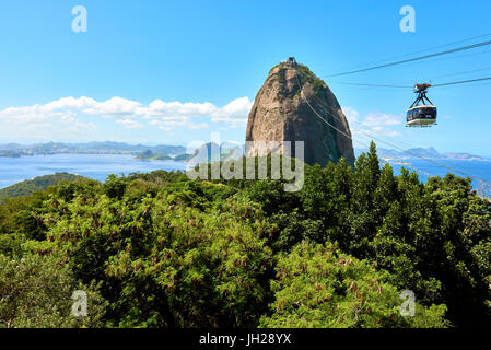 Seilbahn Richtung Zuckerhut gesehen von Morro da Urca, die erste Station der Seilbahn, Rio De Janeiro, Brasilien Stockfoto