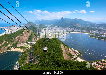 Rio De Janeiro von oben auf den Zuckerhut mit Guanabara-Bucht und Praia Vermelha gesehen auf der linken Seite, Rio De Janeiro, Brasilien Stockfoto