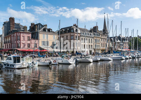 Boote im Hafen von Honfleur, Normandie, Frankreich, Europa Stockfoto