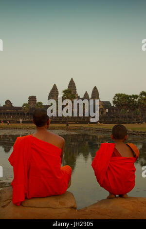 Buddhistischer Novize und seinem Lehrer am Angkor Wat, UNESCO, Siem Reap, Kambodscha, Indochina, Südostasien, Asien Stockfoto