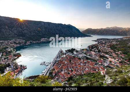 Blick über die Altstadt von Kotor und die Bucht von Kotor angesehen von der Festung im Sonnenuntergang, UNESCO, Montenegro Stockfoto