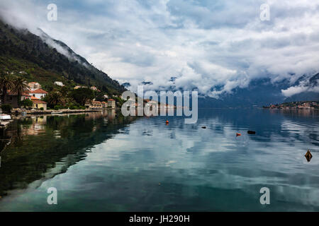 Das Dorf Muo die Gesichter von Kotor über die Bucht, die Berge in niedrigen Wolken, Montenegro, Europa Stockfoto