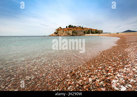 Das 5-Sterne-Hotelresort Aman Sveti Stefan errichtet auf einer kleinen Insel an der adriatischen Küste, 6 km von Budva, Montenegro, Europa Stockfoto