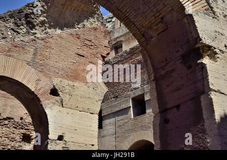 Innen teilweise mit Blick auf das Kolosseum. Es ist eine ovale Amphitheater, Rom, Italien, gebaut aus Beton und Sand ist es das größte Amphitheater, das jemals gebaut wurde. Stockfoto