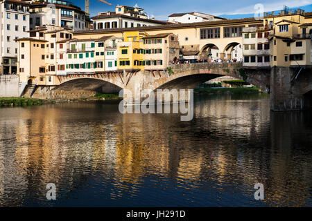 Ponte Vecchio spiegelt sich in den Fluss Arno, Florenz, UNESCO-Weltkulturerbe, Toskana, Italien, Europa Stockfoto