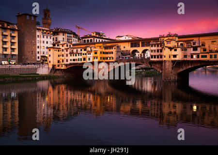 Ponte Vecchio bei Sonnenuntergang spiegelt sich in den Fluss Arno, Florenz, UNESCO-Weltkulturerbe, Toskana, Italien, Europa Stockfoto