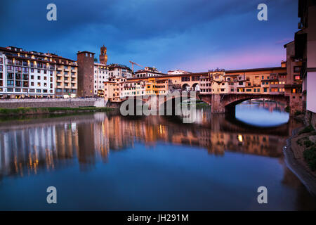 Ponte Vecchio nachts spiegelt sich in den Fluss Arno, Florenz, UNESCO-Weltkulturerbe, Toskana, Italien, Europa Stockfoto