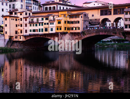 Ponte Vecchio bei Sonnenuntergang spiegelt sich in den Fluss Arno, Florenz, UNESCO-Weltkulturerbe, Toskana, Italien, Europa Stockfoto