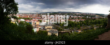 Blick über Cluj-Napoca aus dem Zitadellenhügel mit St. Michael Kirche, Cluj-Napoca, Siebenbürgen, Rumänien, Europa Stockfoto