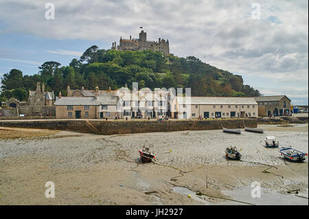 Blick auf St. Michaels Mount von den Gezeiten-Insel landwärts Hafenmauer, Marazion, Cornwall, England, Vereinigtes Königreich, Europa Stockfoto