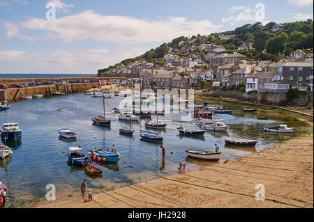 Blick auf den Hafen bei mittlerem Tidenhub, Mousehole, Penwith, Cornwall, England, Vereinigtes Königreich, Europa Stockfoto