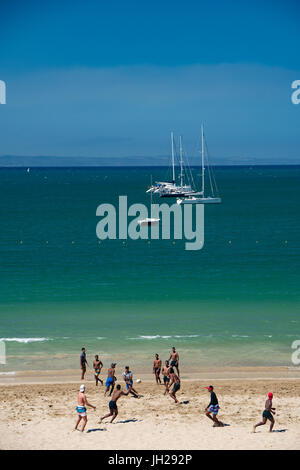 Einheimischen spielen Rugby auf dem Strand, Mossel Bay, Western Cape, Südafrika, Afrika Stockfoto