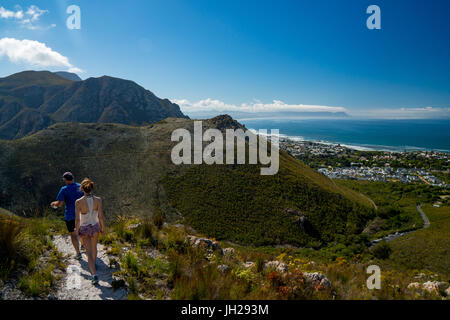 Mann und Frau Wanderer zu Fuß hinunter in Hermanus vom Berg, Hermanus, Südafrika, Afrika Stockfoto