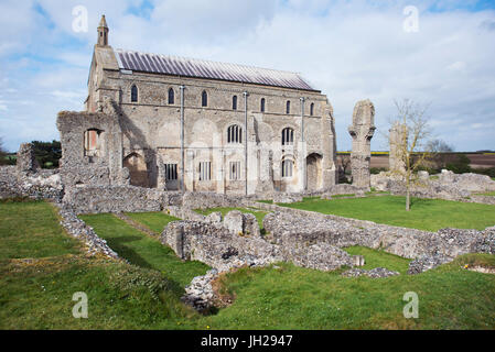 Das Gelände der ruiniert Priory von Binham Benediktinerabtei, mit der bestehenden Kirche hinter North Norfolk, England, UK Stockfoto