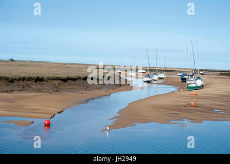 Blick auf den Hafen bei Ebbe, Morgen, Wells-Next-the-Sea, North Norfolk, England, Vereinigtes Königreich, Europa Stockfoto