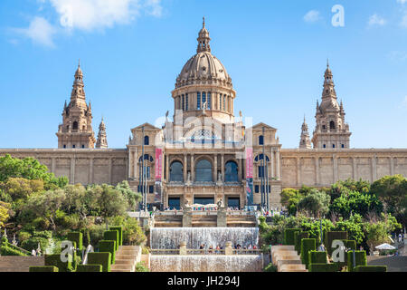 Der magische Brunnen von Montjuic unterhalb des Palau Nacional, MNAC, National Art Gallery, Barcelona, Katalonien (Catalunya), Spanien Stockfoto