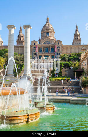 Der magische Brunnen von Montjuic unterhalb des Palau Nacional, MNAC, National Art Gallery, Barcelona, Katalonien (Catalunya), Spanien Stockfoto