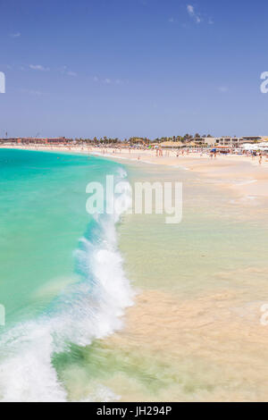 Wellen brechen sich am Strand in Santa Maria, Praia de Santa Maria, Baia de Santa Maria, Insel Sal, Kap Verde, Atlantik Stockfoto