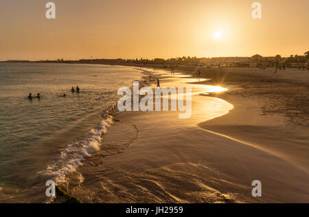 Sonnenuntergang am Strand von Praia de Santa Maria, Santa Maria Baia de Santa Maria, Insel Sal, Kap Verde, Atlantik, Afrika Stockfoto