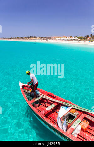 Fischer mit seinem Fang von Fischen in einem traditionellen Fischerboot, Santa Maria, Insel Sal, Kap Verde, Atlantik, Afrika Stockfoto