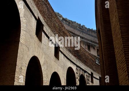 Innen teilweise mit Blick auf das Kolosseum. Es ist eine ovale Amphitheater, Rom, Italien, gebaut aus Beton und Sand ist es das größte Amphitheater, das jemals gebaut wurde. Stockfoto