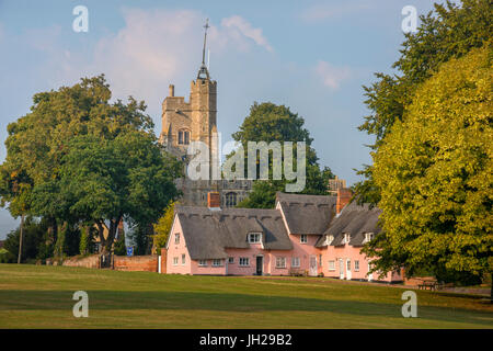 Die Jungfrau-St. Marien-Kirche und die rosa Cottages, Cavendish, Suffolk, England, Vereinigtes Königreich, Europa Stockfoto