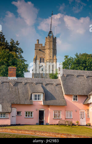 Die Jungfrau-St. Marien-Kirche und die rosa Cottages, Cavendish, Suffolk, England, Vereinigtes Königreich, Europa Stockfoto