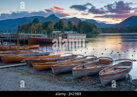 Ruderboote zu mieten, Keswick, Derwentwater, Nationalpark Lake District, Cumbria, England, Vereinigtes Königreich, Europa Stockfoto