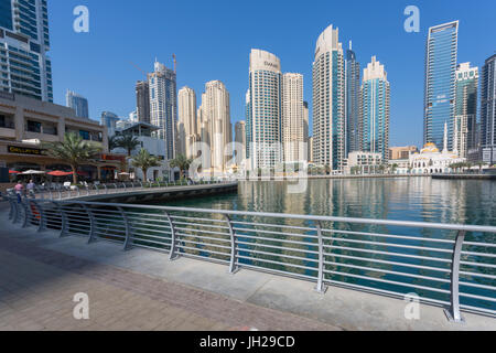 Blick auf hohe Gebäude in Dubai Marina, Dubai, Vereinigte Arabische Emirate, Naher Osten Stockfoto