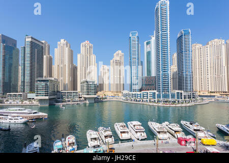 Blick auf Boote vertäut in Dubai Marina, Dubai, Vereinigte Arabische Emirate, Naher Osten Stockfoto