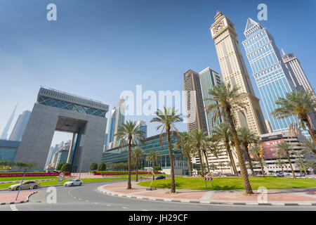 Labyrinth-Turm, Turm und Dubai Financial Center in Downtown, Dubai, Vereinigte Arabische Emirate, Naher Osten Stockfoto