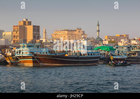 Blick auf den Stadtteil Deira und Boote am Dubai Creek, Bur Dubai, Dubai, Vereinigte Arabische Emirate, Naher Osten Stockfoto