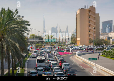 Blick auf den Burj Khalifa und der Innenstadt von Union Square, Deira, Dubai, Vereinigte Arabische Emirate, Naher Osten Stockfoto