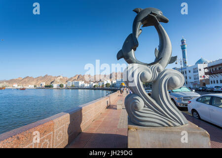 Abend-Blick auf eine Skulptur an der Corniche in Muttrah, Muscat, Oman, Naher Osten Stockfoto