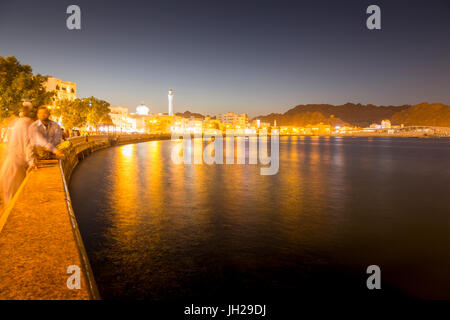 Dämmerung über die Al Rasool Al Adham Moschee und Corniche auf Muttrah, Muscat, Oman, Middle East Stockfoto