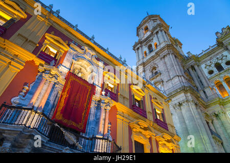 Blick auf Kathedrale an der Plaza del Obispo bei Dämmerung, Malaga, Costa Del Sol, Andalusien, Spanien, Europa Stockfoto