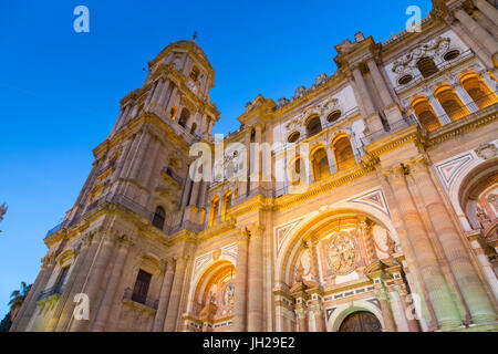 Blick auf Kathedrale an der Plaza del Obispo bei Dämmerung, Malaga, Costa Del Sol, Andalusien, Spanien, Europa Stockfoto