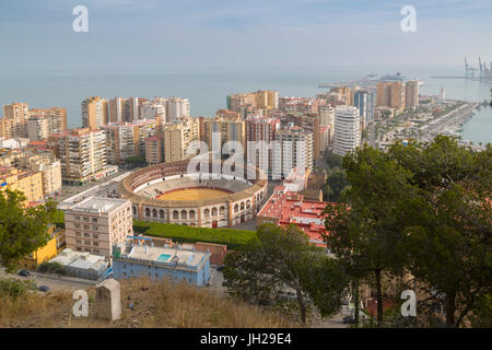 Ansicht der Plaze de Toros aus den Ruinen der maurischen Burg oben auf Monte Gibralfaro, Malaga, Costa Del Sol, Andalusien, Spanien Stockfoto