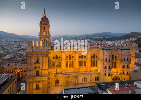 Erhöhten Blick auf die Kathedrale von Malaga bei Dämmerung, Malaga, Costa Del Sol, Andalusien, Spanien, Europa