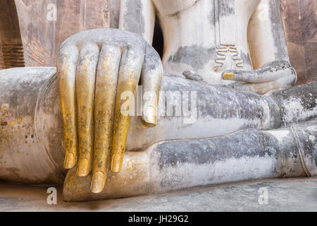 Vergoldete Hand von Phra Atchana Buddha Tempel Wat Si Chum, Sukhothai, Thailand Stockfoto