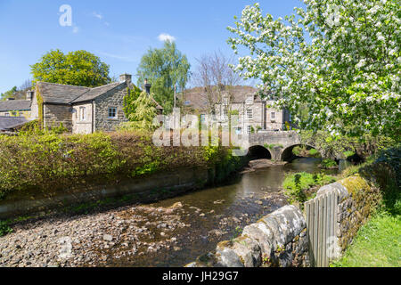 Riverside Cottages in Baslow im Frühling, Derbyshire Dales, Derbyshire, England, Vereinigtes Königreich, Europa Stockfoto
