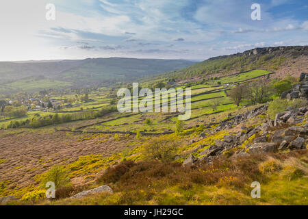 Blick vom Baslow Kante in Richtung Curbar Rand und Calver Dorf, Derbyshire Dales, Derbyshire, England, Vereinigtes Königreich, Europa Stockfoto